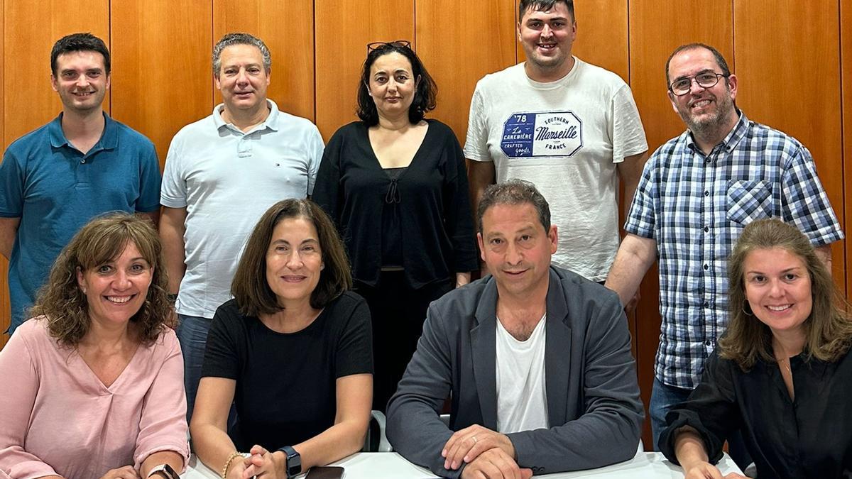 Els regidors de Junts i Independents a Santa Coloma de Farners en la signatura del pacte de govern