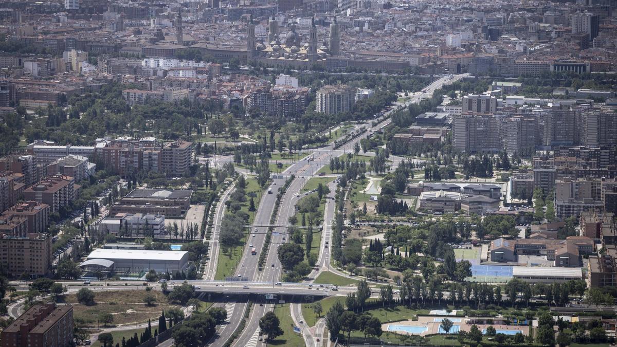 Vista aérea de la margen izquierda del Ebro en Zaragoza, con el acceso a la ciudad desde la avenida Pirineos.