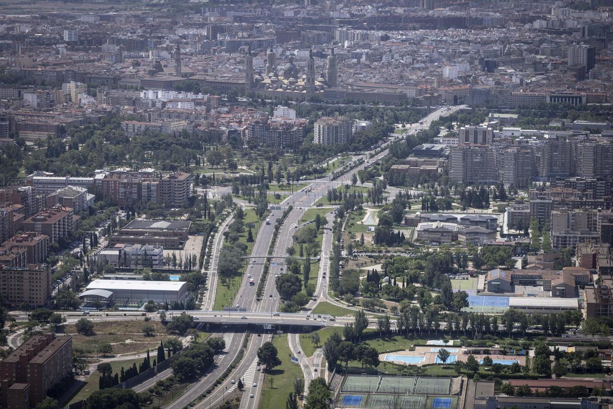 Vista aérea de la margen izquierda del Ebro en Zaragoza, con el acceso a la ciudad desde la avenida Pirineos.