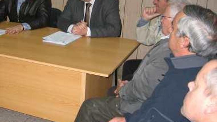 Imagen de archivo de un encuentro de Asencio con los clubes deportivos.
