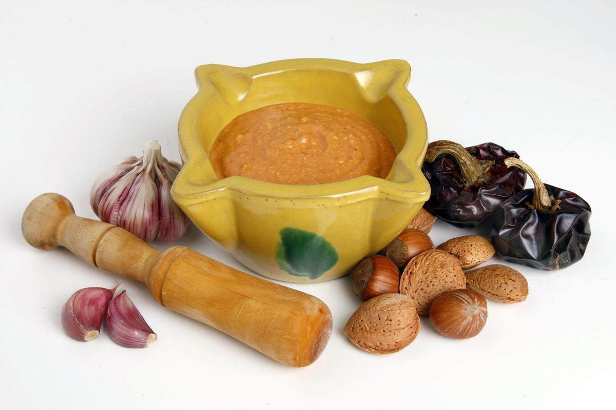 BARCELONA 04 11 2007 . QUADERNO DEL DOMINGO , MERCADOS , RECETA : SALSA XATO . FOTO : MARTA JORDI. GASTRONOMIA , COCINA CATALANA , XATO , XATONADA , RECETA , BODEGON INGREDIENTES , SALSA XATO , MORTERO , SILUETA _ PUBLICADA CUADERNO DEL DOMINGO 09/12/2007 P 23 _ ENTERO , PLANO _ BODEGON