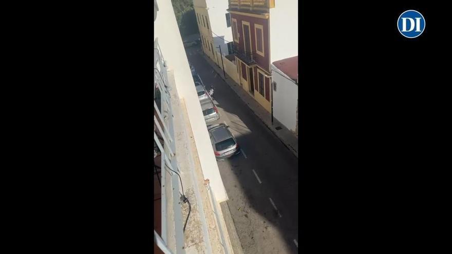 Vídeo: La grúa retira los vehículos donde podría caer la antena en la calle Tanit