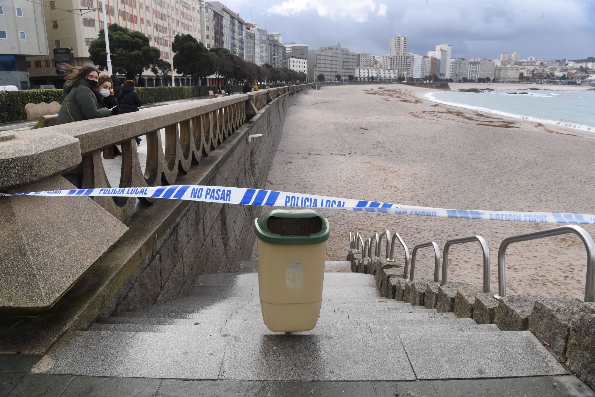 Cierran las playas de A Coruña por una invasión de la medusa carabela portuguesa