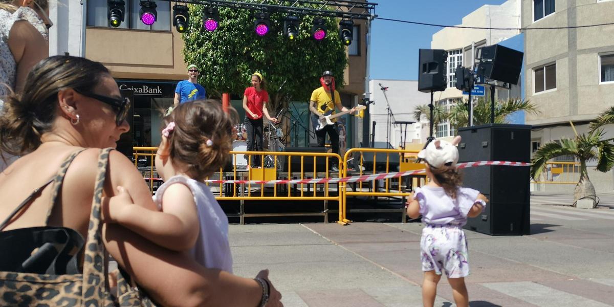 La Feria Brisa Marina reúne en Arinaga a miles de personas en torno al comercio local