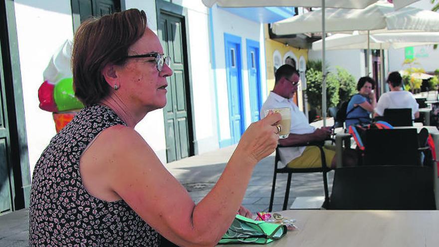 Una señora se toma un cortado en uno de los establecimientos ubicados en la avenida marítima de Santa Cruz de La Palma.