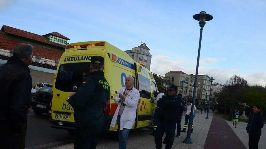 El médico comunica la trágica noticia a los agentes del orden. // Gonzalo Núñez