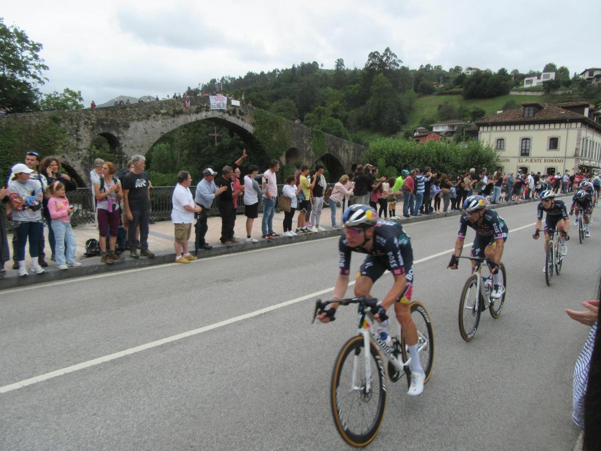 La Vuelta, a su paso por Cangas de Onís.