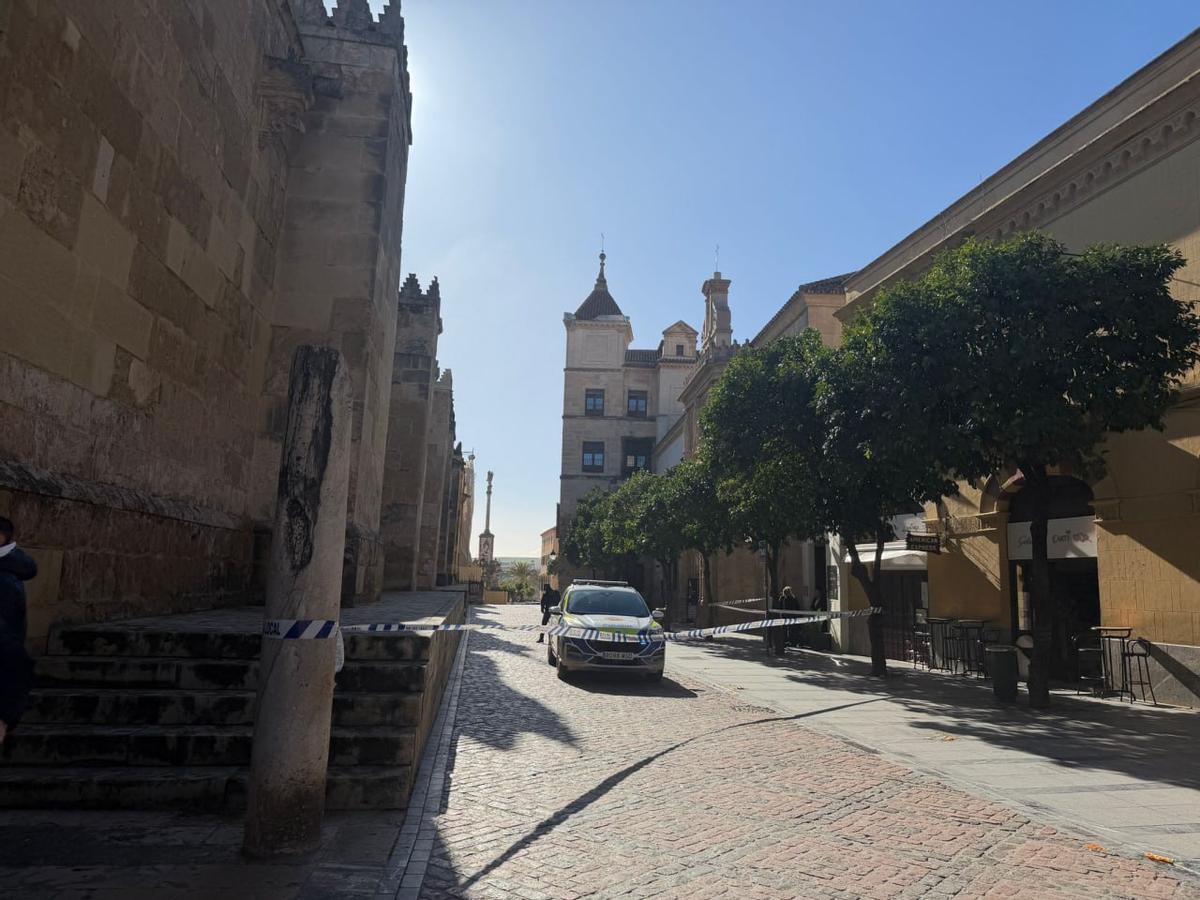 La calle Torrijos, cortada.
