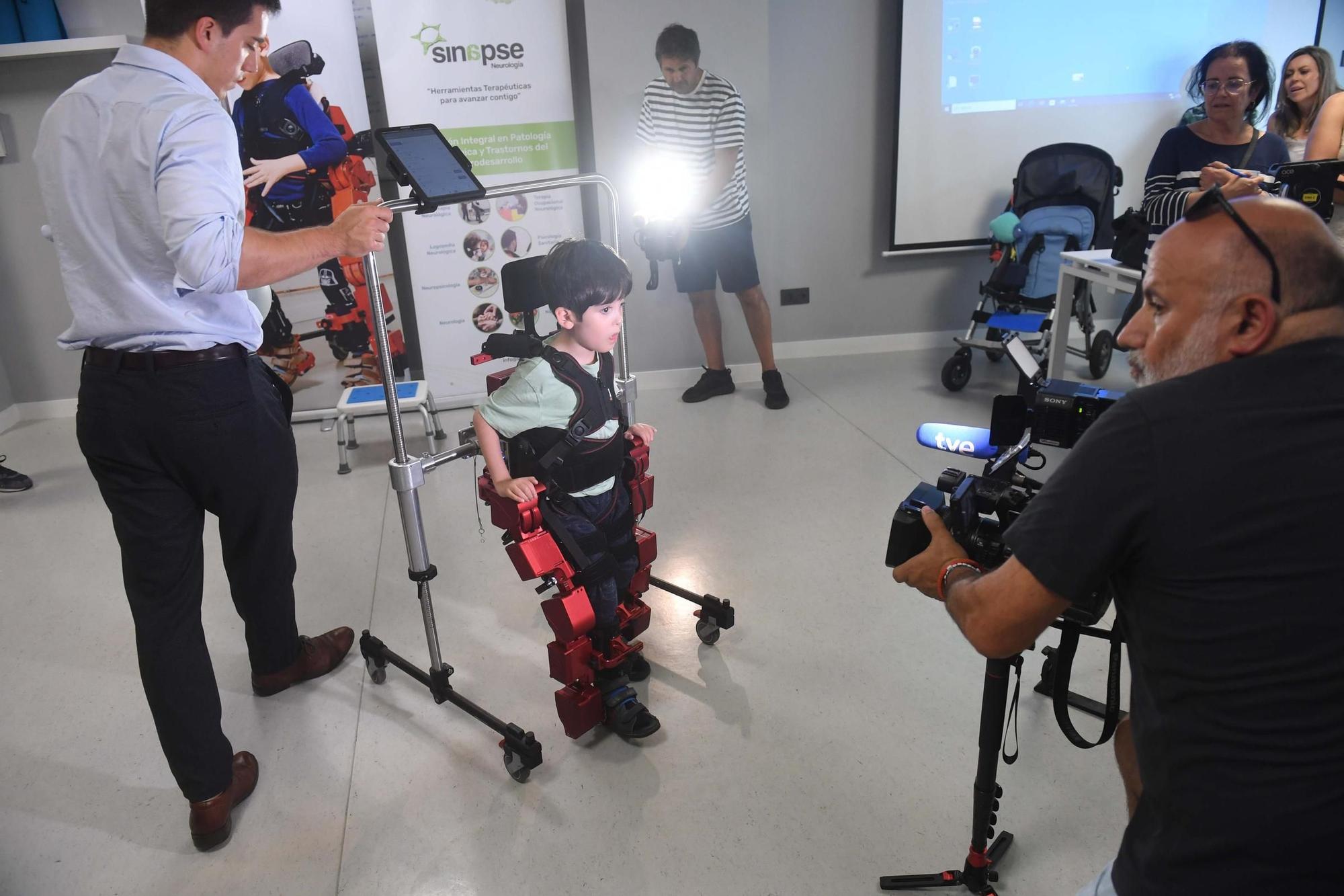 Darío y Tiago prueban en A Coruña el primer exoesqueleto para niños