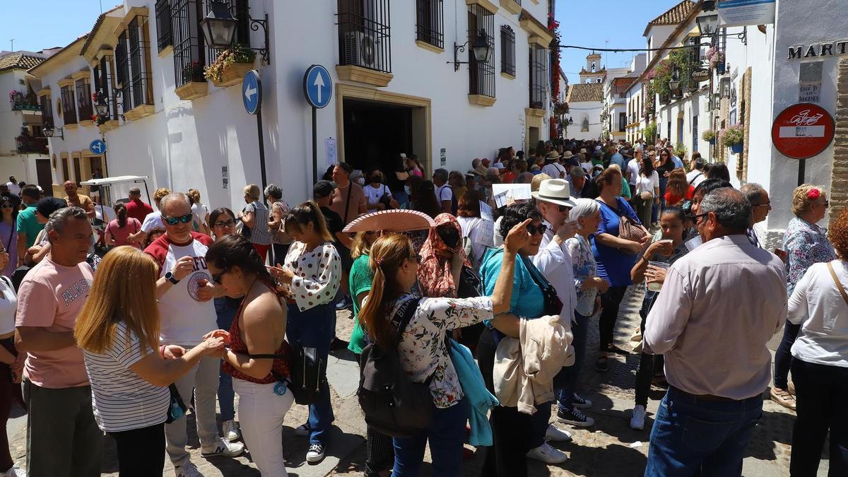 Colas de visitantes en el Alcázar Viejo, en la edición de la Fiesta de los Patios de 2022.