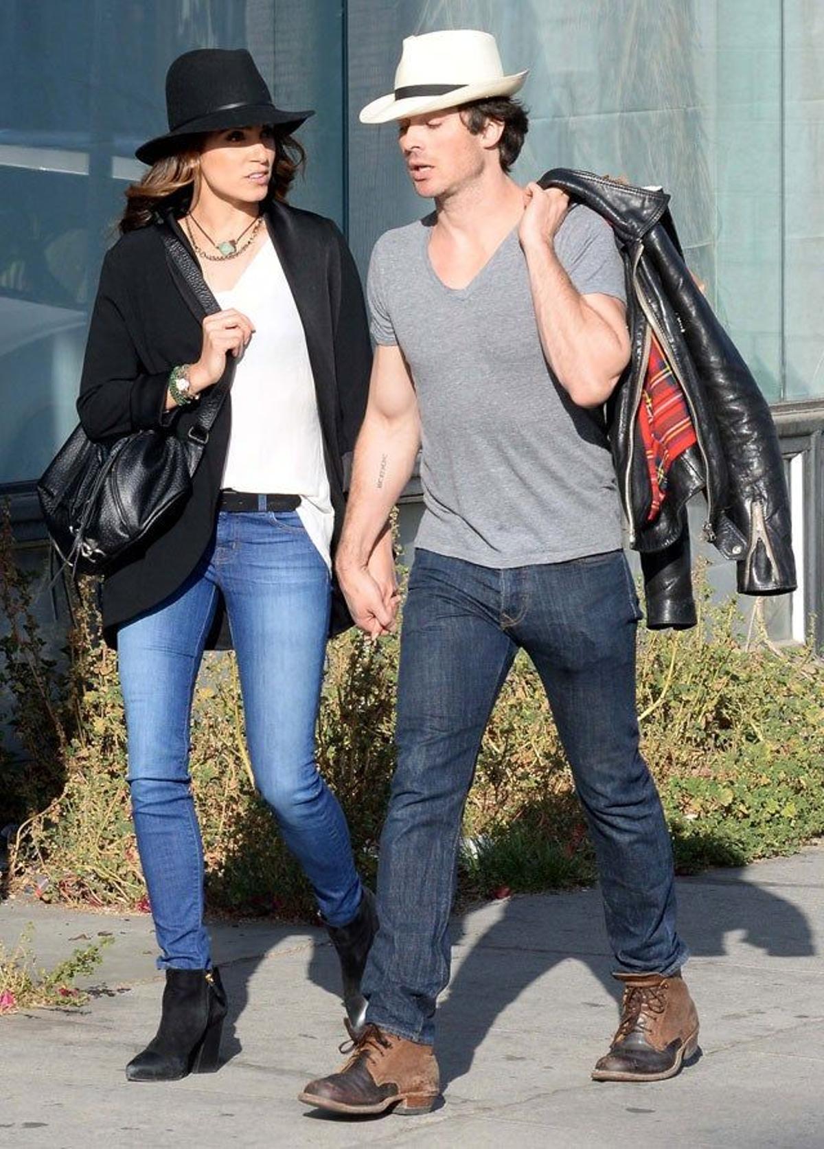 Nikki Reed e Ian Somerhalder van de la mano mientras disfrutan de su tarde de compras