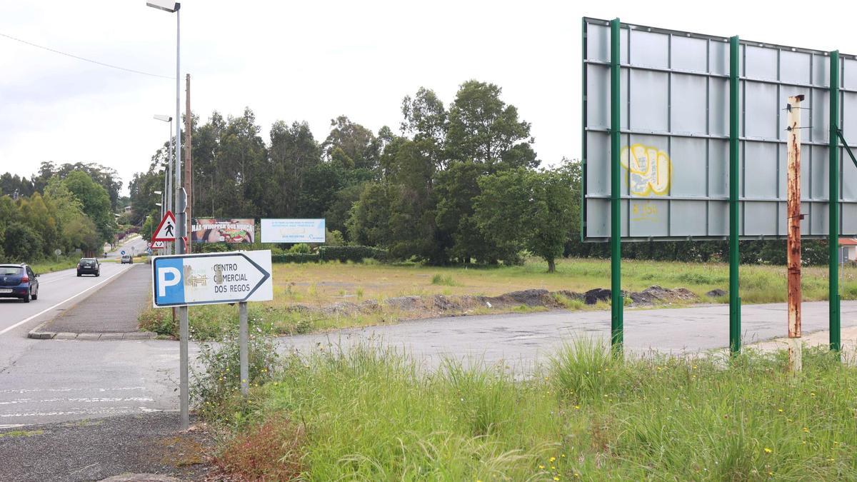 Explanada junto a la la urbanización Os Regos donde se ejecutará el parque comercial