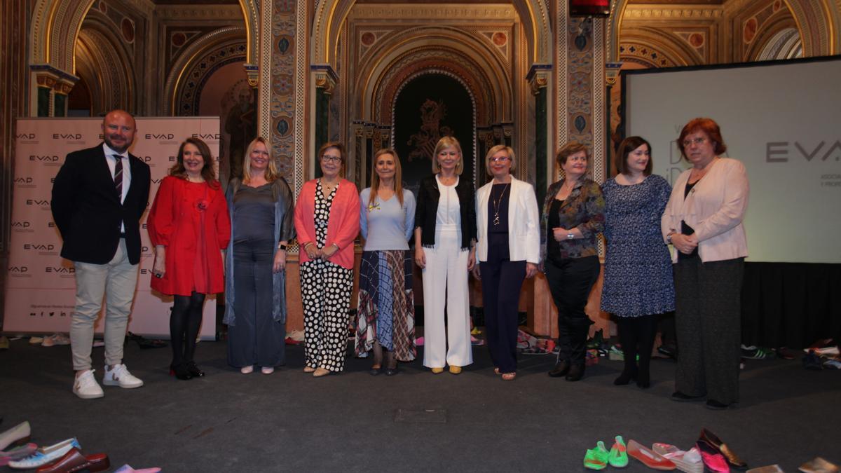 Foto de grupo de las premiadas junto con la presidenta de EVAP, Eva Blasco; la consellera de Justicia, Gabriela Bravo y el presidente de la Diputación de Valencia, Toni Gaspar.