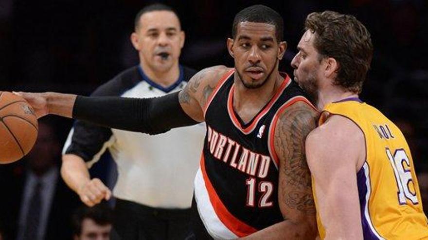 Gasol defiende a Aldridge durante el partido.