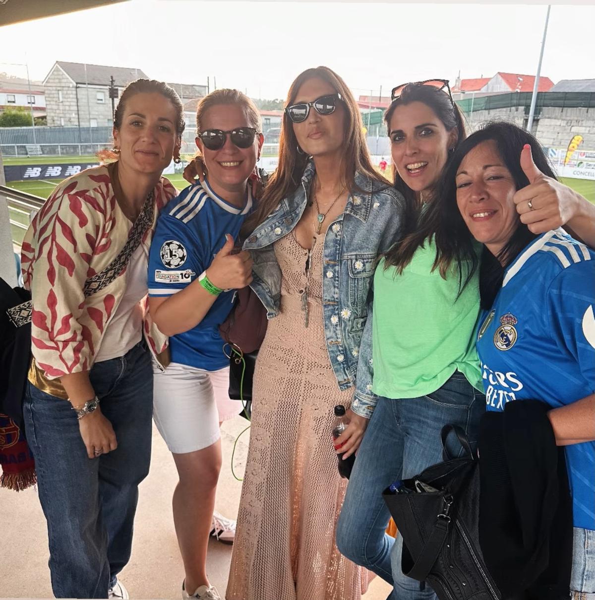 Sara Carbonero junto a otras madres en el Arousa Fútbol 7