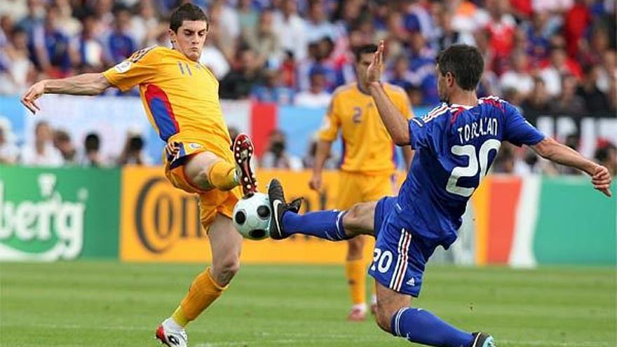 El jugador francés Jeremy Toulalan (d) pelea por el balón con el rumano Razvan Cocis (i) durante el partido del grupo C de la primera ronda de la Eurocopa Rumanía vs Francia en el estadio Letzigrund de Zúrich, Suiza, hoy, lunes 9 de junio