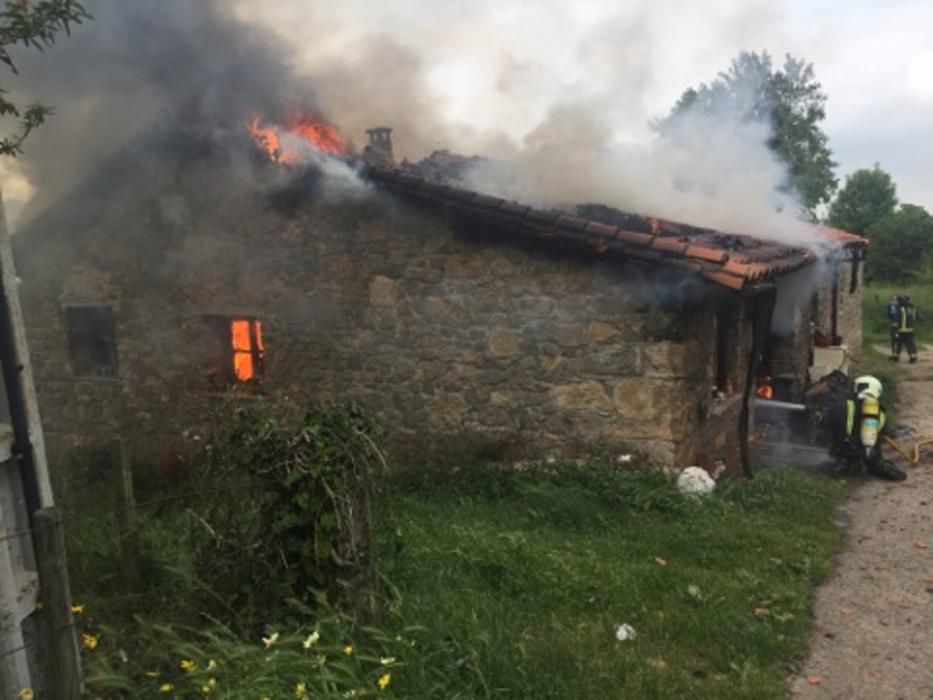 Incendio de una casa en Villaviciosa