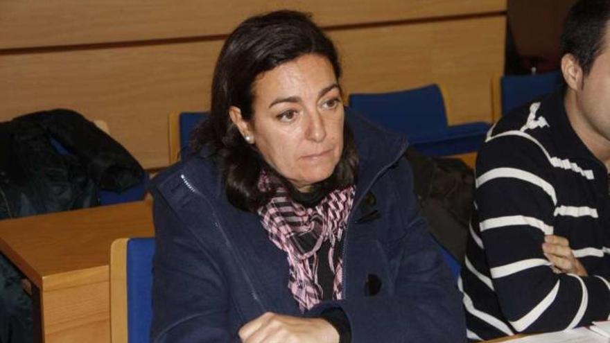 María Ortega ocupó ayer su puesto en el pleno como nueva edil de Benestar. // Santos Álvarez
