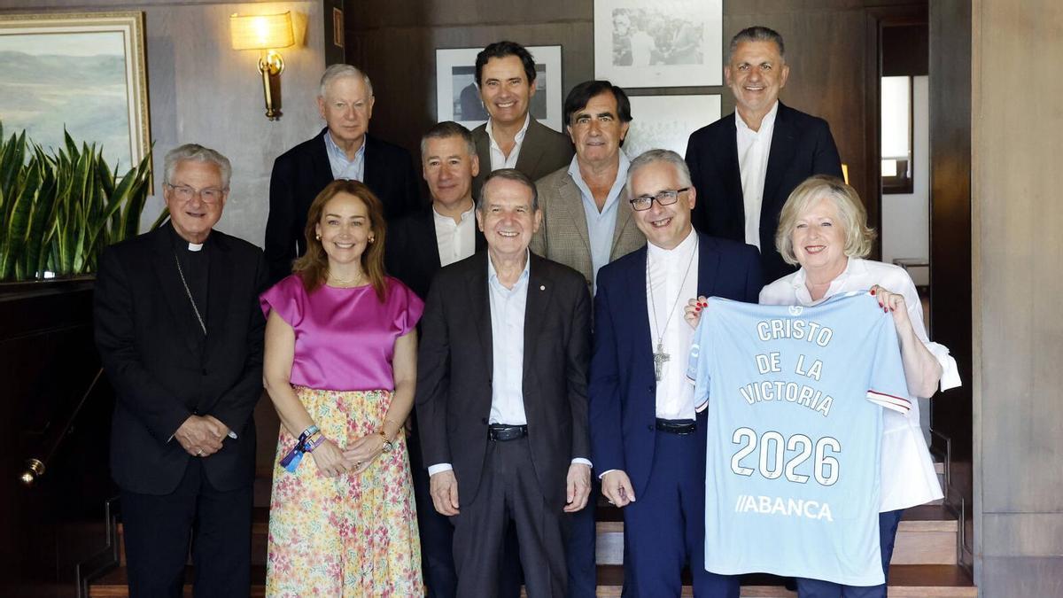 Don Joan Enric Vives (1º por la izq.) en la comida de la confraternidad del Cristo de la Victoria, celebrada en el Club de Campo de Vigo