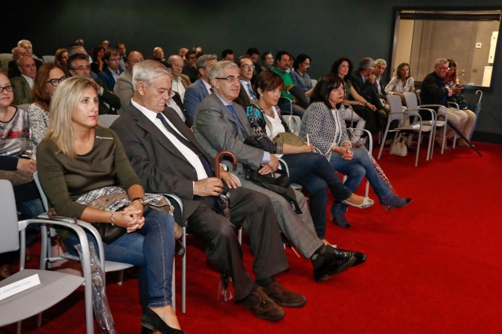 Presentación del libro "Cartelería de Prevención de Riesgos Laborales" en el Club Prensa Asturiana de LA NUEVA ESPAÑA