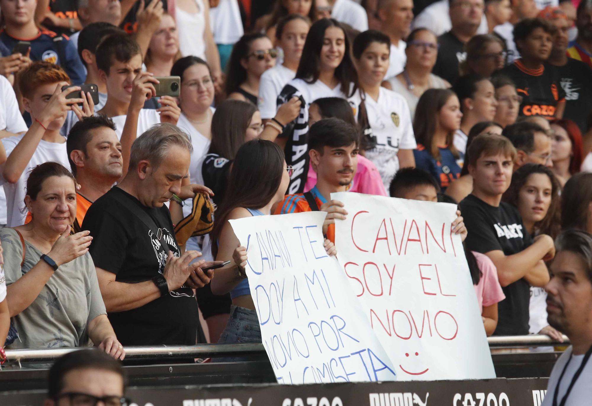 'Cavanimanía': Locura de la afición para dar la bienvenida a los fichajes del Valencia