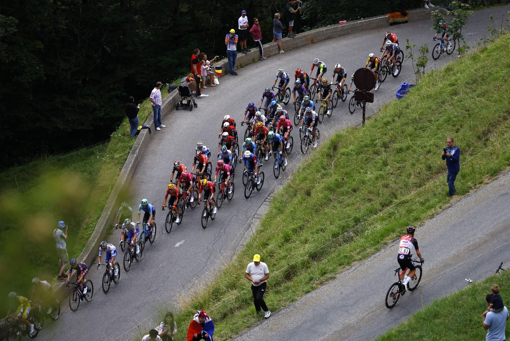 (France), 25/07/2025.- The peloton on the way to the Cormet de Roseland during 19th stage of the Tour de France cycling race over 93.1 km from Albertville to La Plagne, France, 25 July 2025. (Ciclismo, Francia) EFE/EPA/MARTIN DIVISEK