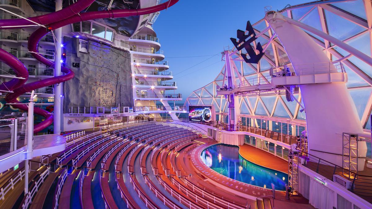 Teatro para espectáculos acuáticos al aire libre del 'Wonder of the seas', gemelo del 'Symphony', donde se han hecho las pruebas con biocombustibles.