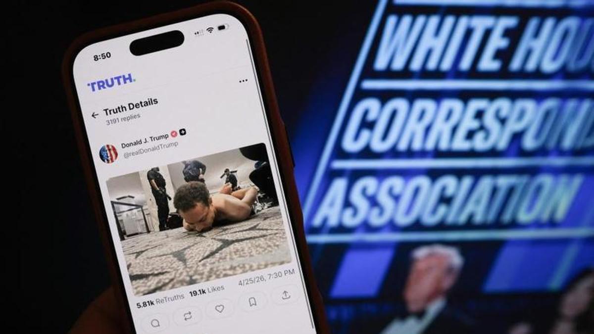 Un teléfono móvil con la publicación de Donald Trump que muestra al atacante detenido