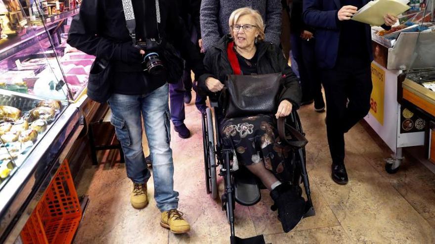 Manuela Carmena, tras romperse el tobillo