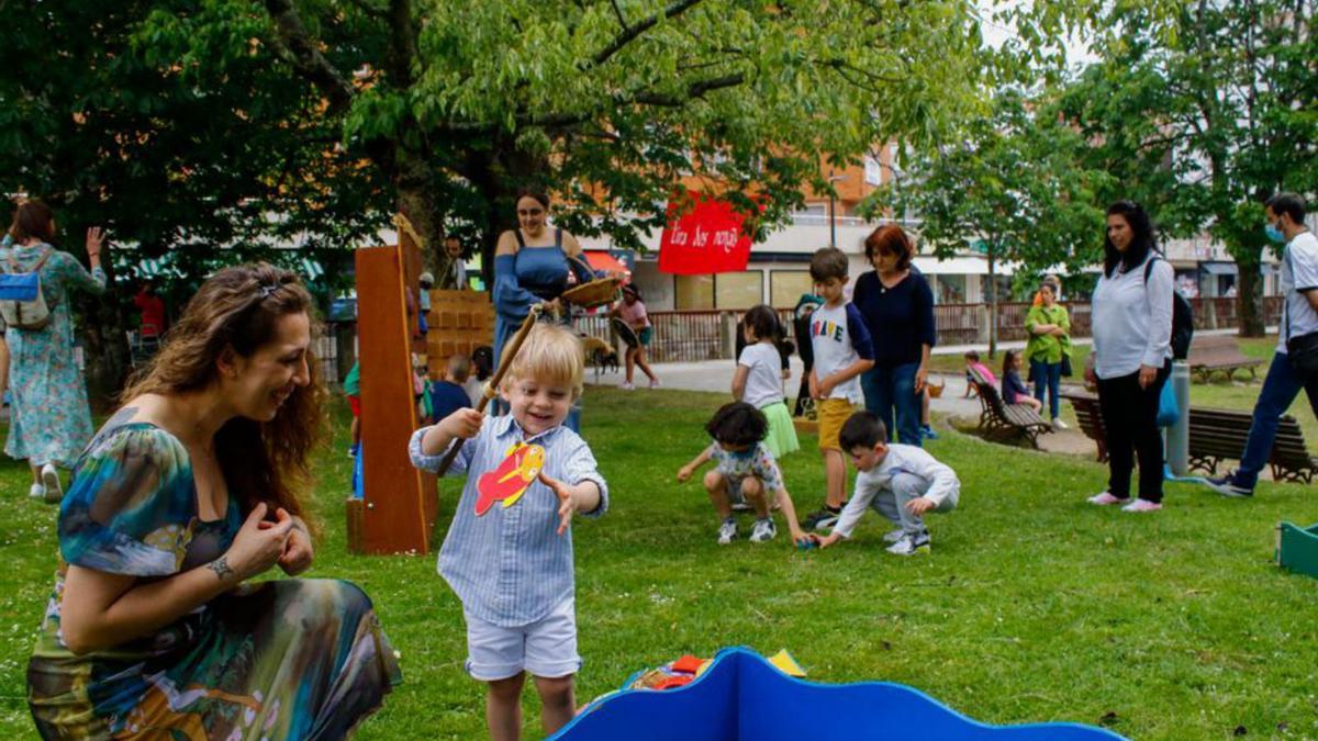 Una madre y su hijo disfrutan con los juegos populares.   | // IÑAKI ABELLA 