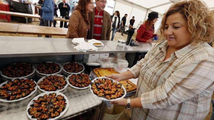 Mejillones en vinagreta y empanadas que se ofrecieron ayer en la playa de Arealonga. // Marta G. Brea