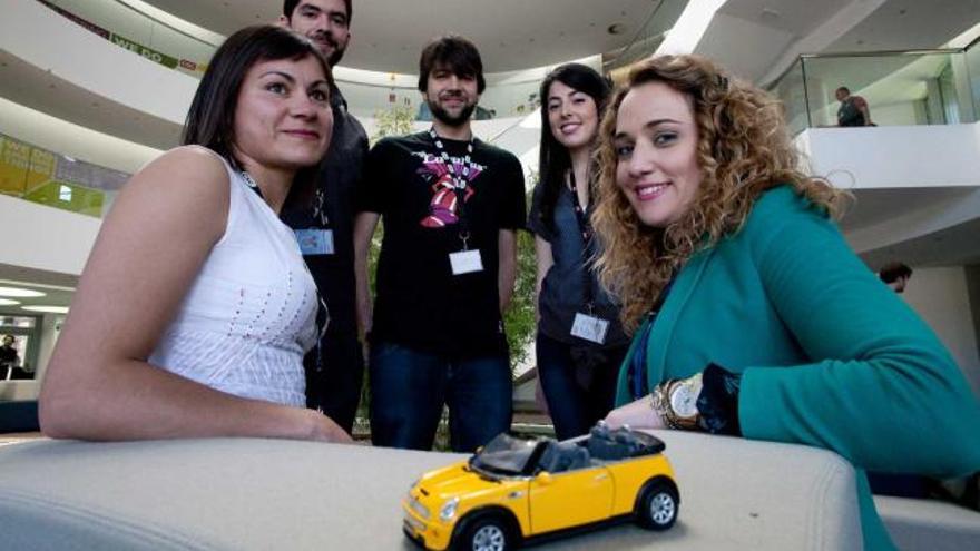 Por la izquierda, Silvia García, Luis Pombal, Daniel Carral, Cristina González y Elena Expósito, ante un coche de juguete.