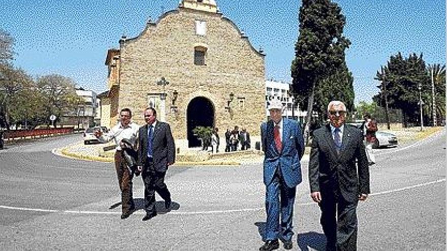 Grisolía, con gorra,  acompañado del alcalde de Guadassuar José Ribera.