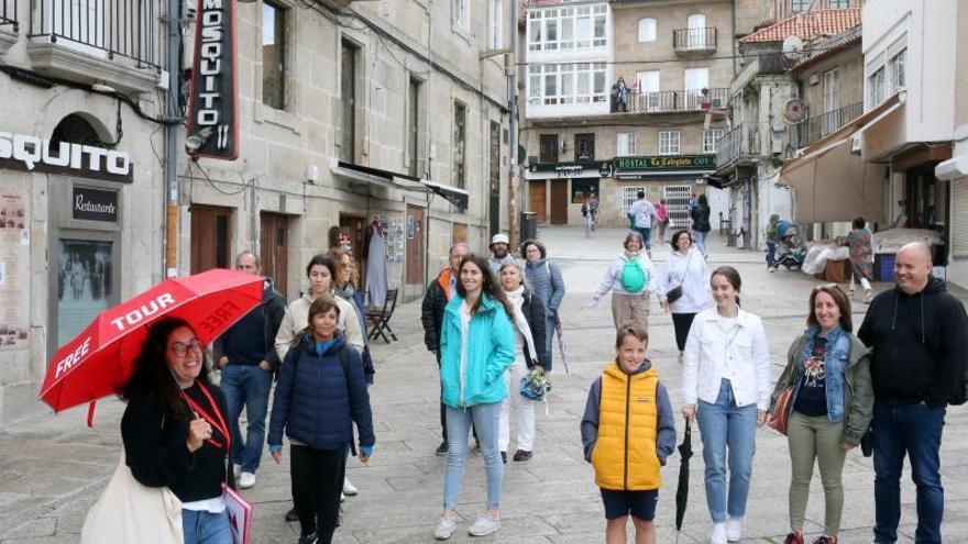 Un grupo de turistas españoles, ayer, en una visita a la ciudad guiada por una empresa de ‘free tours’.   | // MARTA G. BREA 