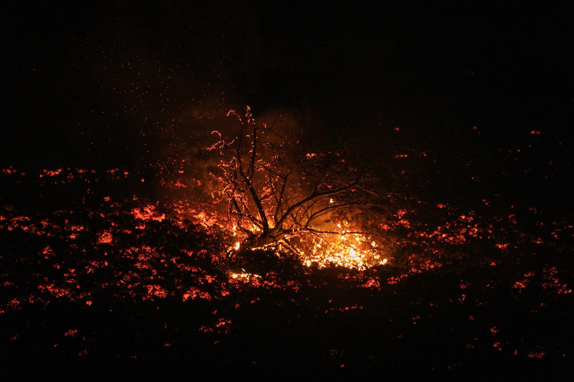 El espectáculo del volcán de La Palma al caer la noche