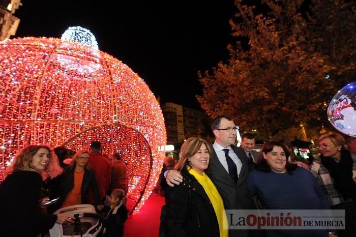 Estrellas y bolas ya brillan en las calles de Murcia