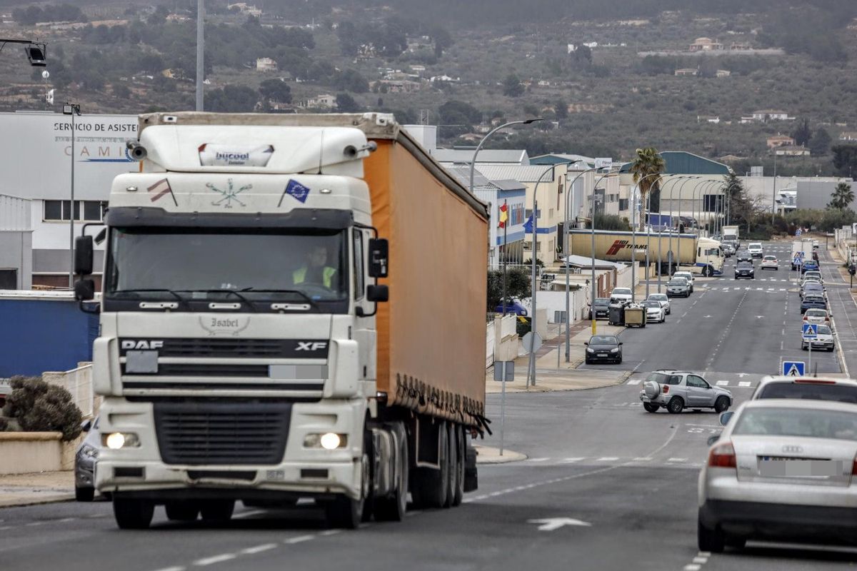 Un camión circulando por uno de los polígonos industriales de Ibi.