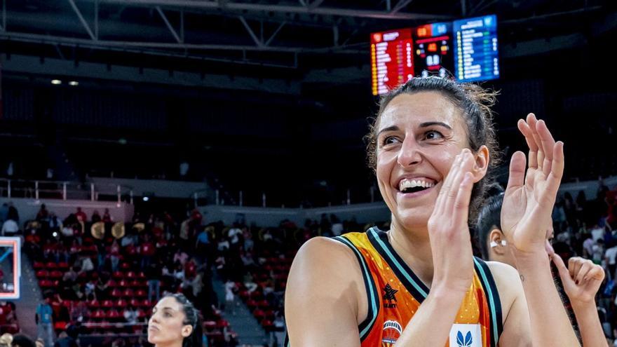 Alba Torrens celebra con los seguidores ‘taronja’ el pase a las semifinales de la Copa. | A. NEVADO | FEB