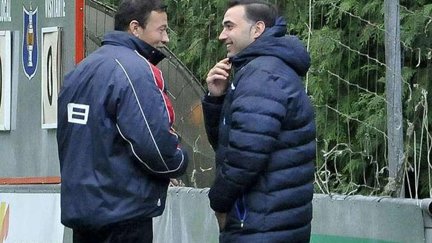 Chuchi conversa con el entrenador del Lugones, Jonathan García.