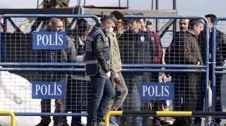 La UE inicia con opacidad las devoluciones de refugiados a Turquía