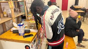 Los desalojados del B9 de Badalona tras pasar la primera noche bajo techo: Estaba a punto de morir de frío, ya no aguantaba más