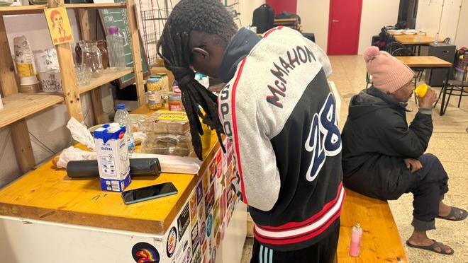 Los desalojados del B9 de Badalona tras pasar la primera noche bajo techo: Estaba a punto de morir de frío, ya no aguantaba más