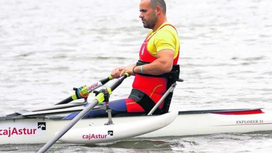 El deportista vegadense Juan Pablo Barcia  se dispone a colocarse para iniciar una competición de remo adaptado.  lne