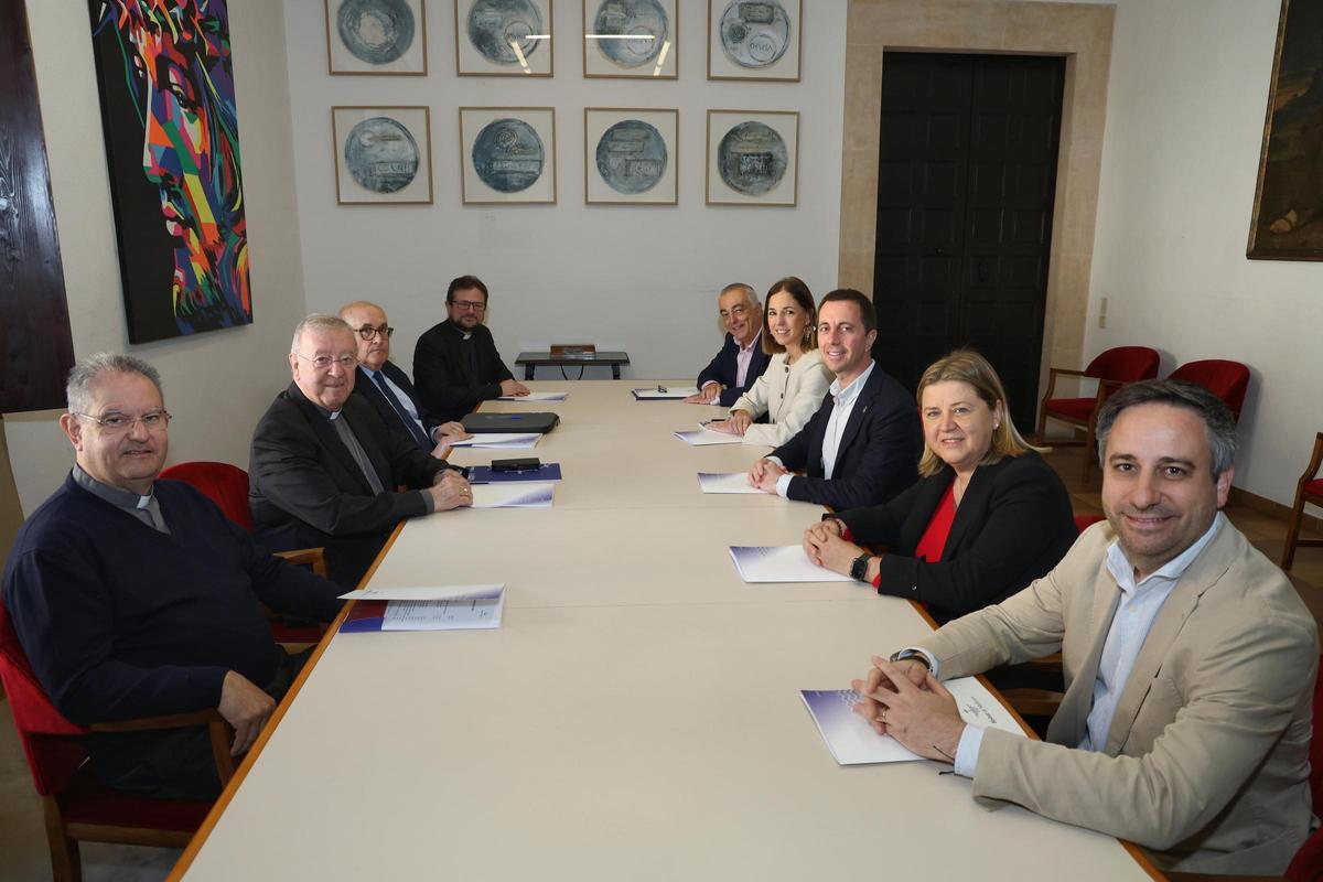 Responsables del Obispado se han reunido con los representantes del Consell.
