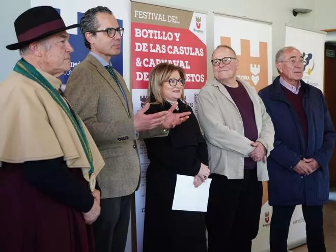 Braganza, con careta y tenedor