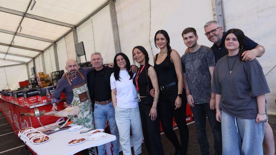Sesión vermú y corte de jamón en la carpa de las fiestas de Villalegre. | MARIO CANTELI