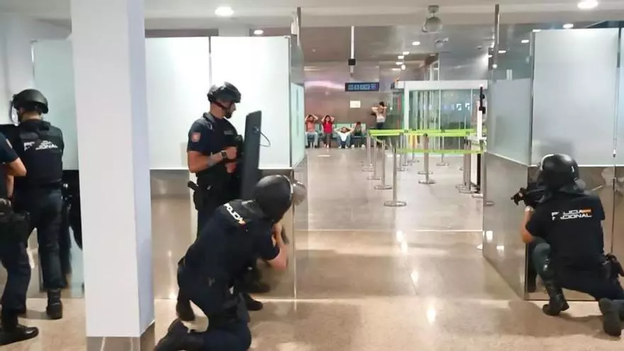 Un falso coche bomba y una toma de rehenes ponen a prueba la seguridad del aeropuerto de Vigo