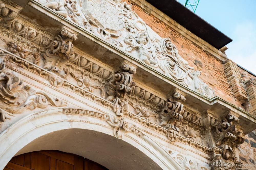 José López, alcalde de Cartagena, visita la Catedral Vieja