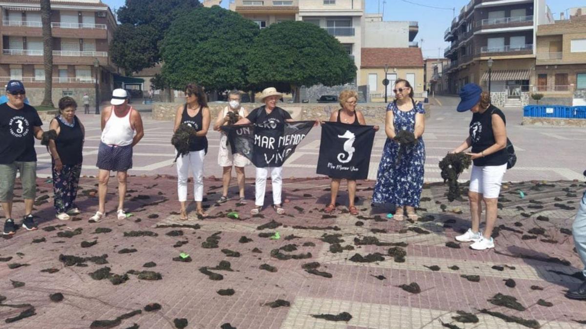Concentración, ayer, en Los Alcázares con trozos de ova verde en el suelo.  | L.O.