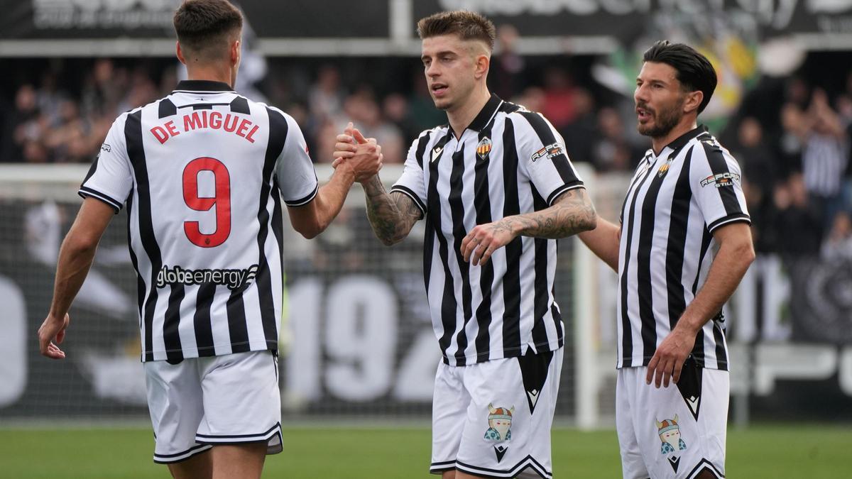 Jesús de Miguel, Raúl Sánchez y Jojic, futbolistas albinegros, durante un partido disputado esta temporada en el SkyFi Castalia.